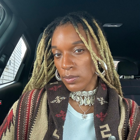 Meet your Posher, Aurelia - Picture 1 of 1